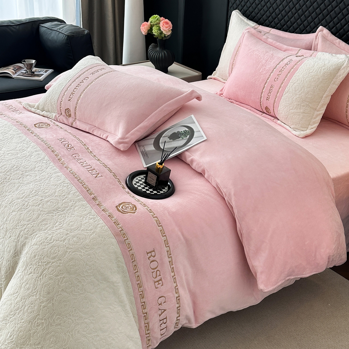 91家纺网 家纺一手货源 找家纺 沐棉家居 2025新款字母刺绣雕花牛奶绒四件套 花园·粉