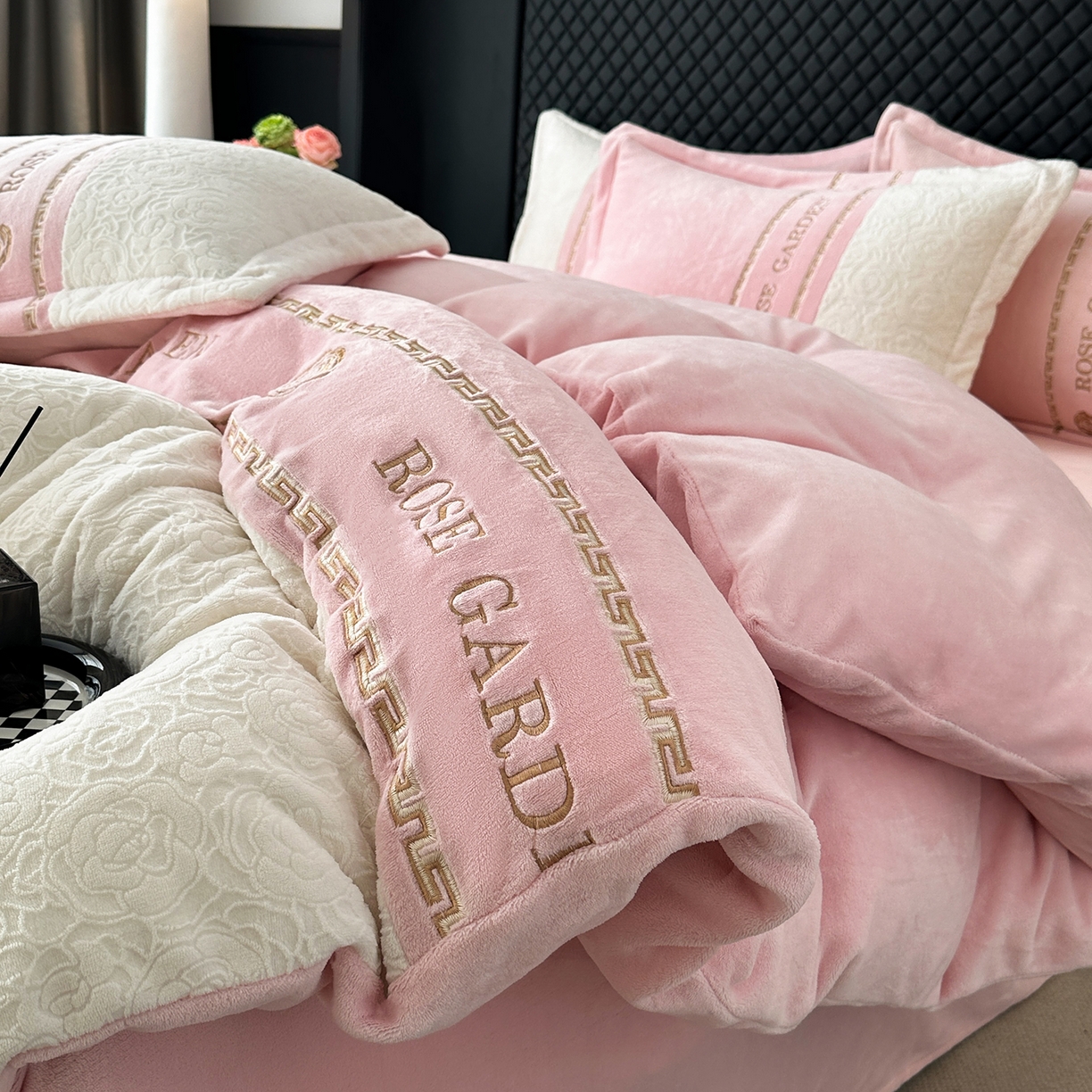 91家纺网 家纺一手货源 找家纺 沐棉家居 2025新款字母刺绣雕花牛奶绒四件套 花园·粉