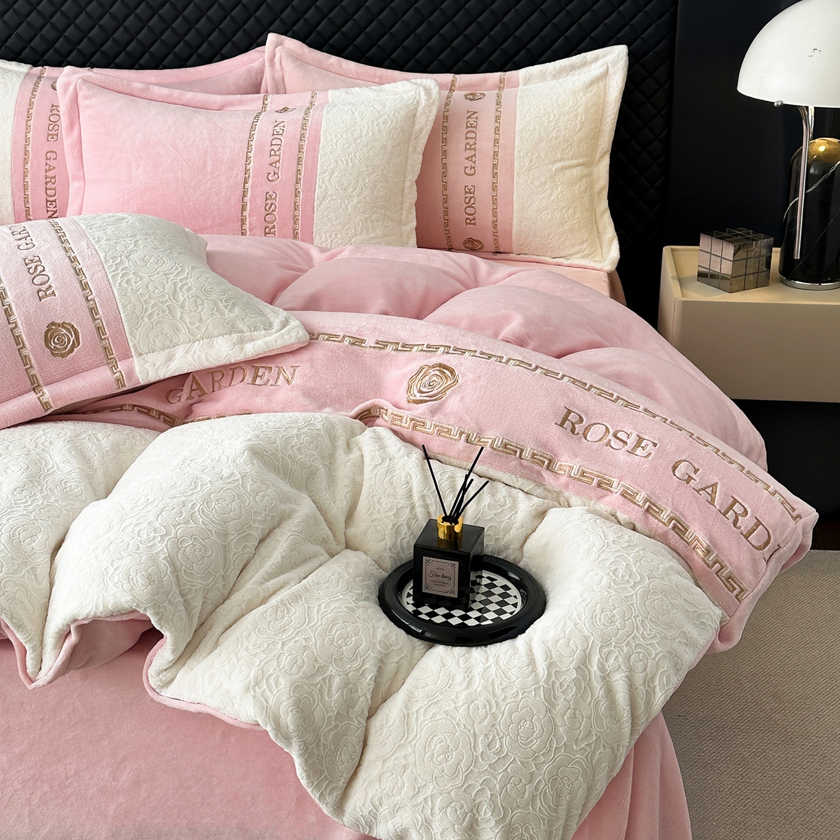 91家纺网 家纺一手货源 找家纺 沐棉家居 2025新款字母刺绣雕花牛奶绒四件套 花园·粉