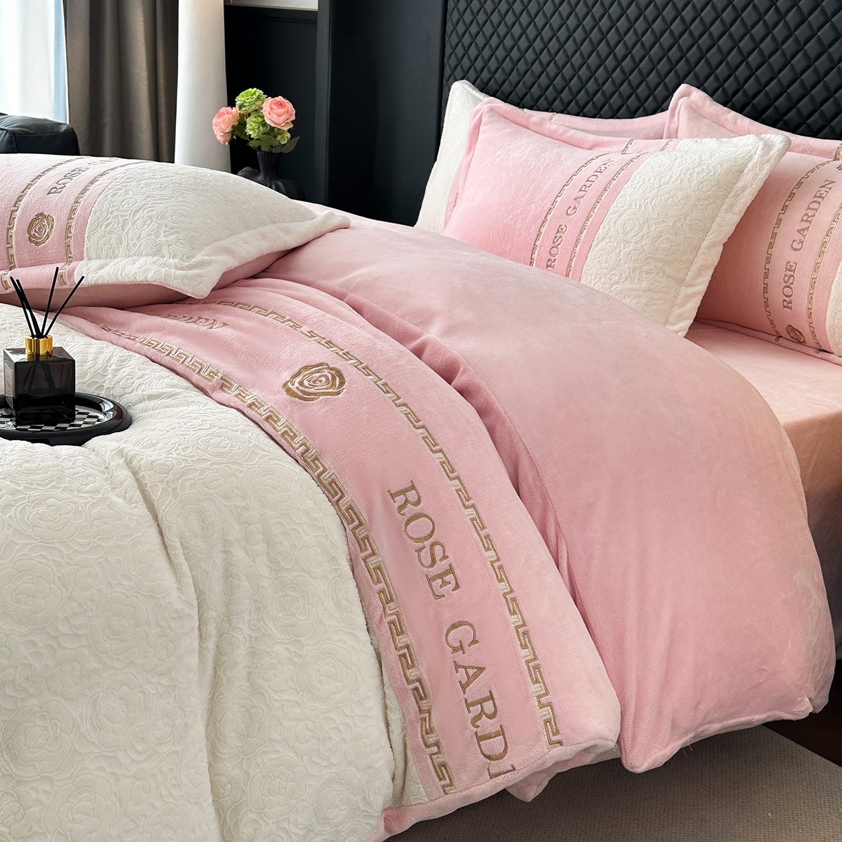 沐棉家居 2025新款字母刺绣雕花牛奶绒四件套 花园·粉