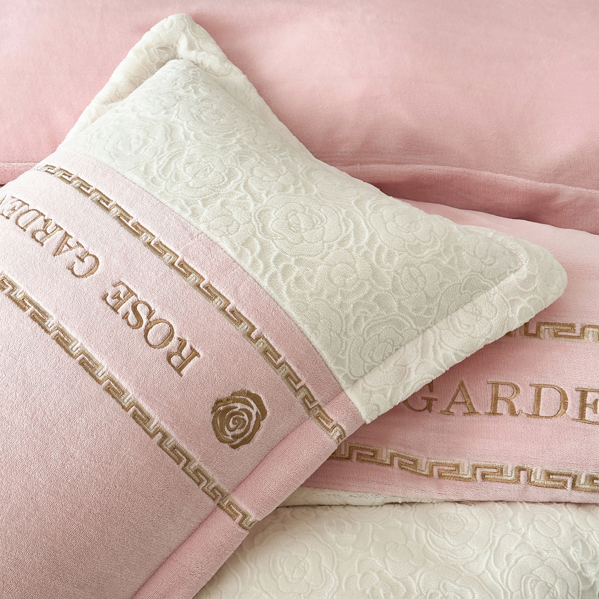 91家纺网 家纺一手货源 找家纺 沐棉家居 2025新款字母刺绣雕花牛奶绒四件套 花园·粉