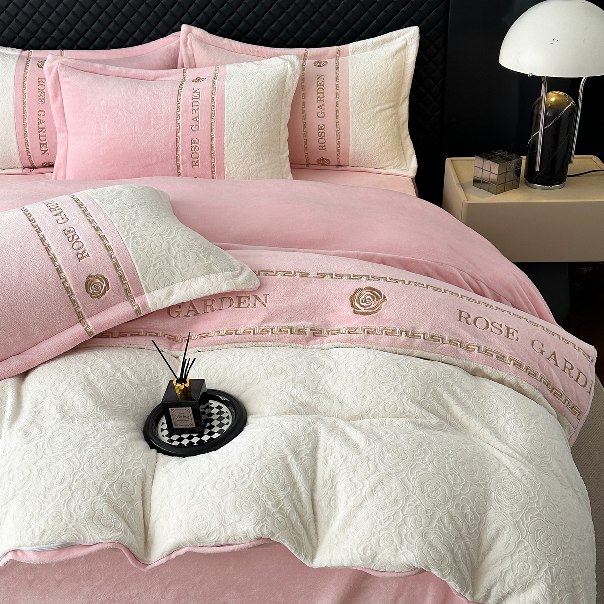 91家纺网 家纺一手货源 找家纺 沐棉家居 2025新款字母刺绣雕花牛奶绒四件套 花园·粉