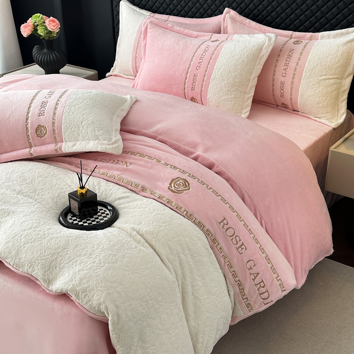 91家纺网 家纺一手货源 找家纺 沐棉家居 2025新款字母刺绣雕花牛奶绒四件套 花园·粉