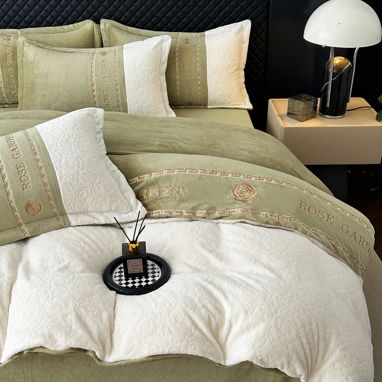 91家纺网 家纺一手货源 找家纺 沐棉家居 2025新款字母刺绣雕花牛奶绒四件套 花园·绿