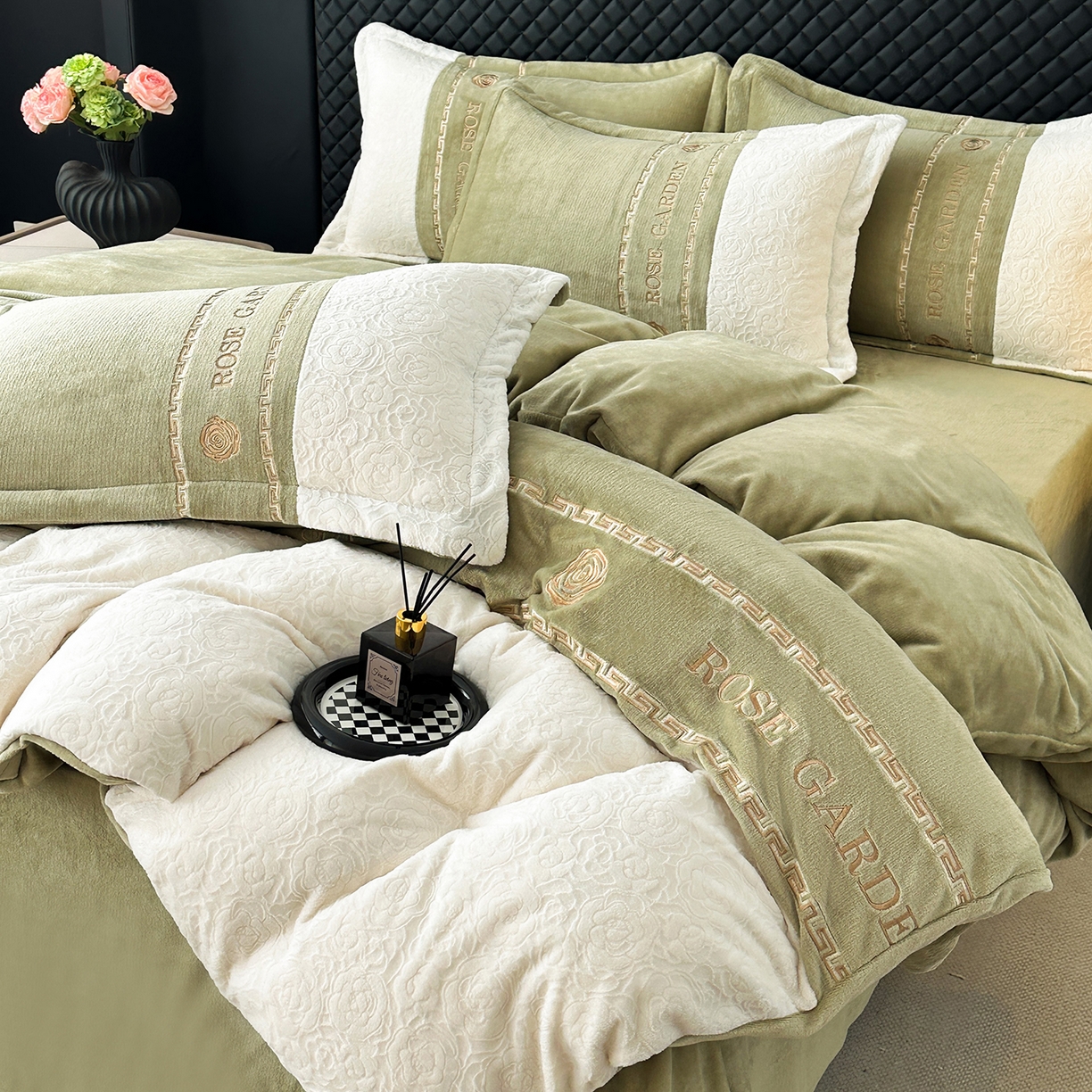 91家纺网 家纺一手货源 找家纺 沐棉家居 2025新款字母刺绣雕花牛奶绒四件套 花园·绿