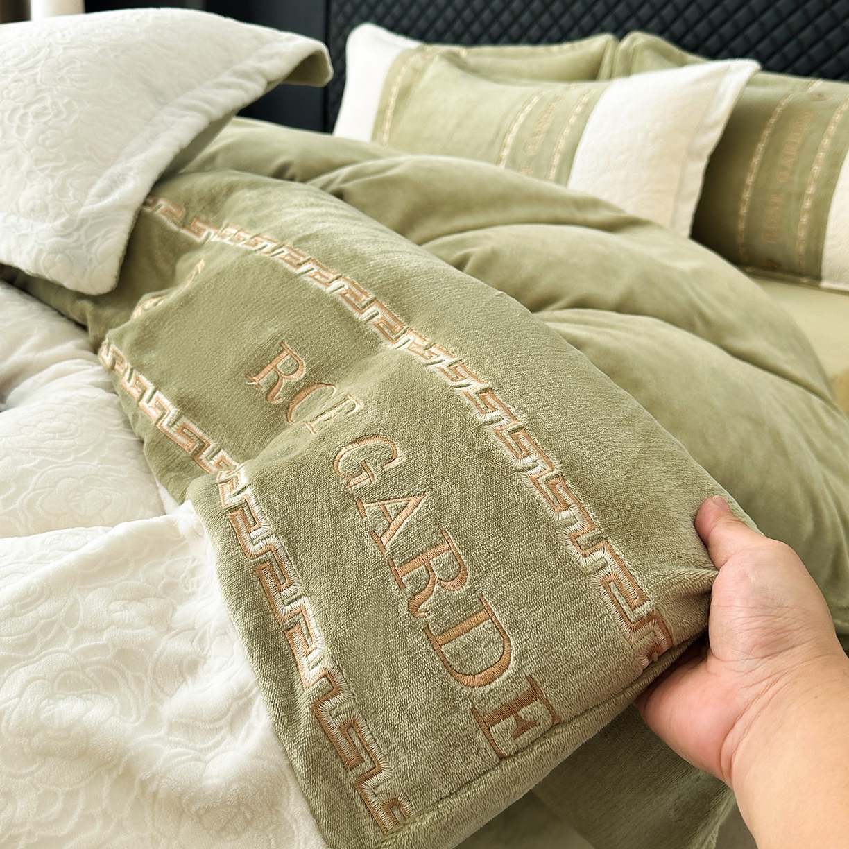 91家纺网 家纺一手货源 找家纺 沐棉家居 2025新款字母刺绣雕花牛奶绒四件套 花园·绿