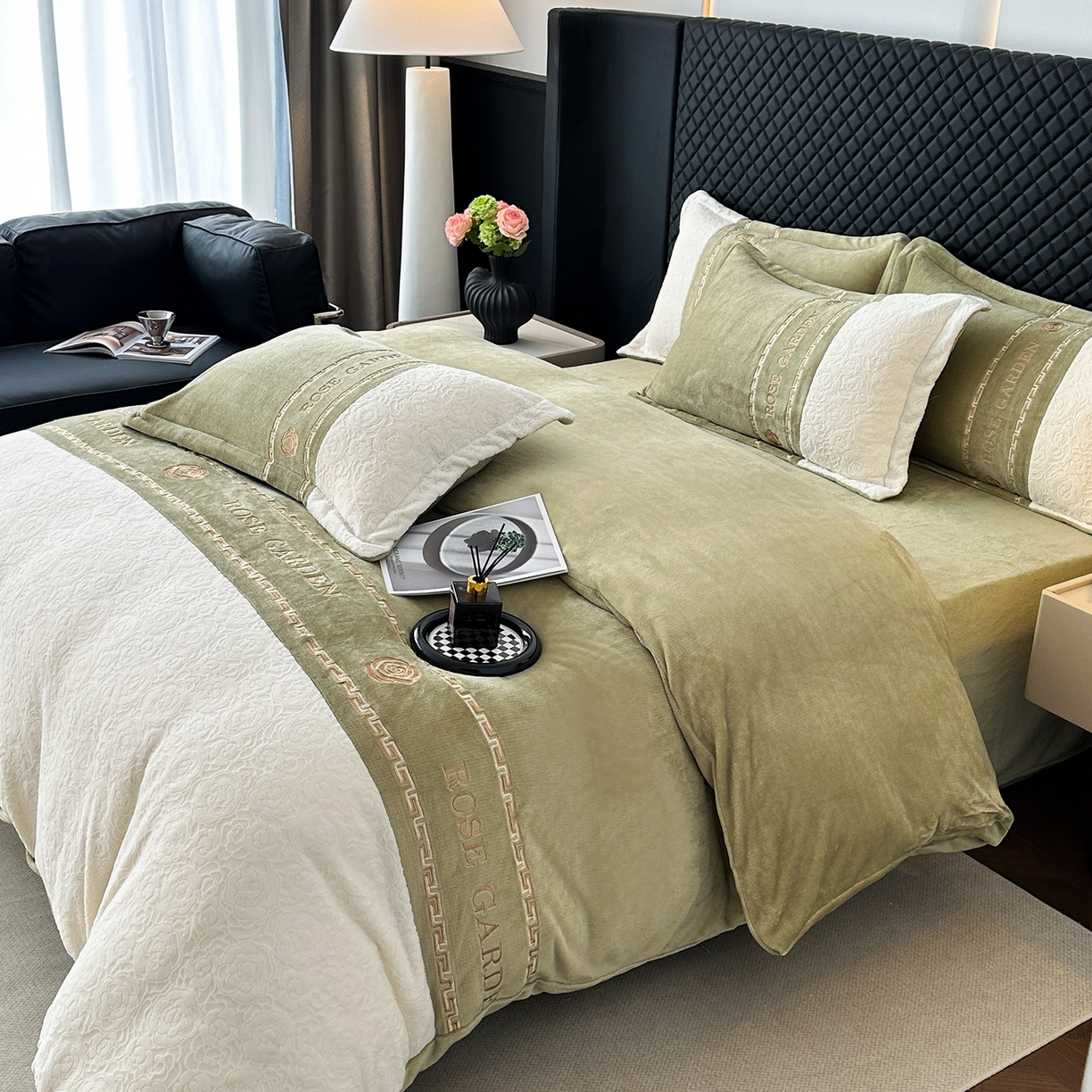 91家纺网 家纺一手货源 找家纺 沐棉家居 2025新款字母刺绣雕花牛奶绒四件套 花园·绿