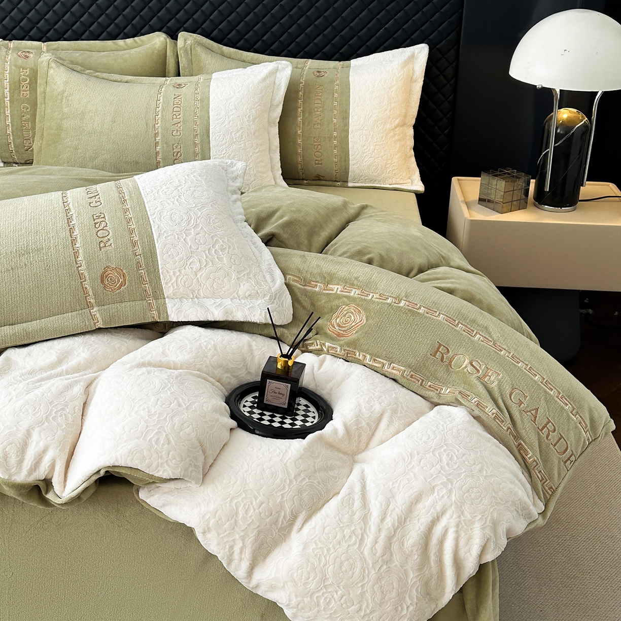 91家纺网 家纺一手货源 找家纺 沐棉家居 2025新款字母刺绣雕花牛奶绒四件套 花园·绿