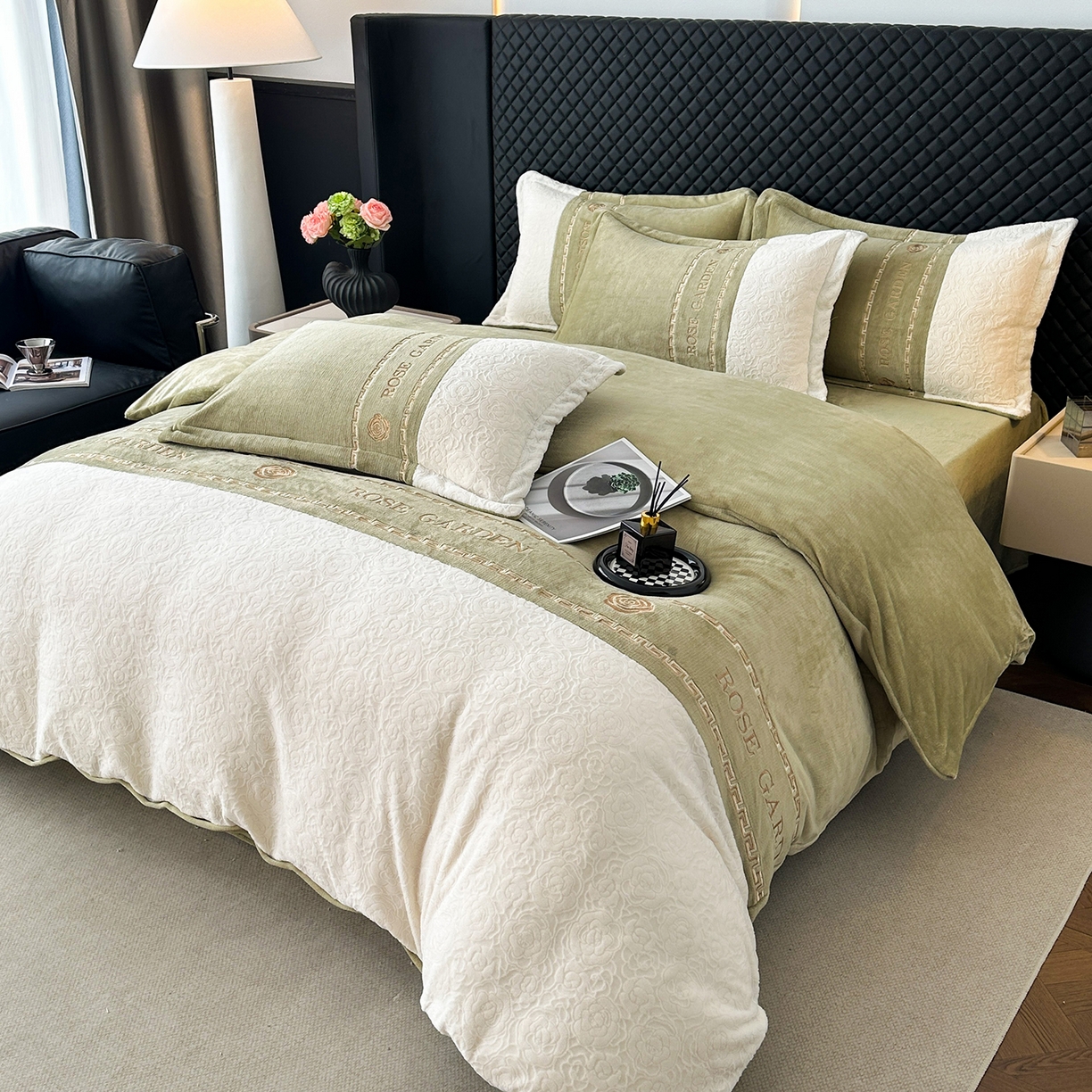 91家纺网 家纺一手货源 找家纺 沐棉家居 2025新款字母刺绣雕花牛奶绒四件套 花园·绿