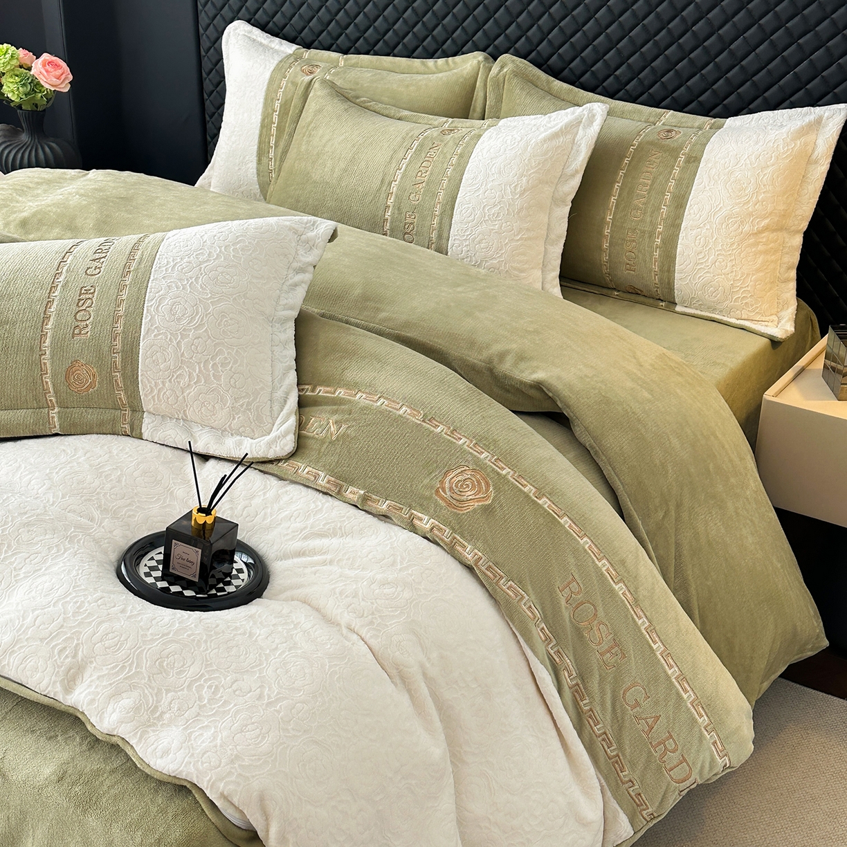 91家纺网 家纺一手货源 找家纺 沐棉家居 2025新款字母刺绣雕花牛奶绒四件套 花园·绿