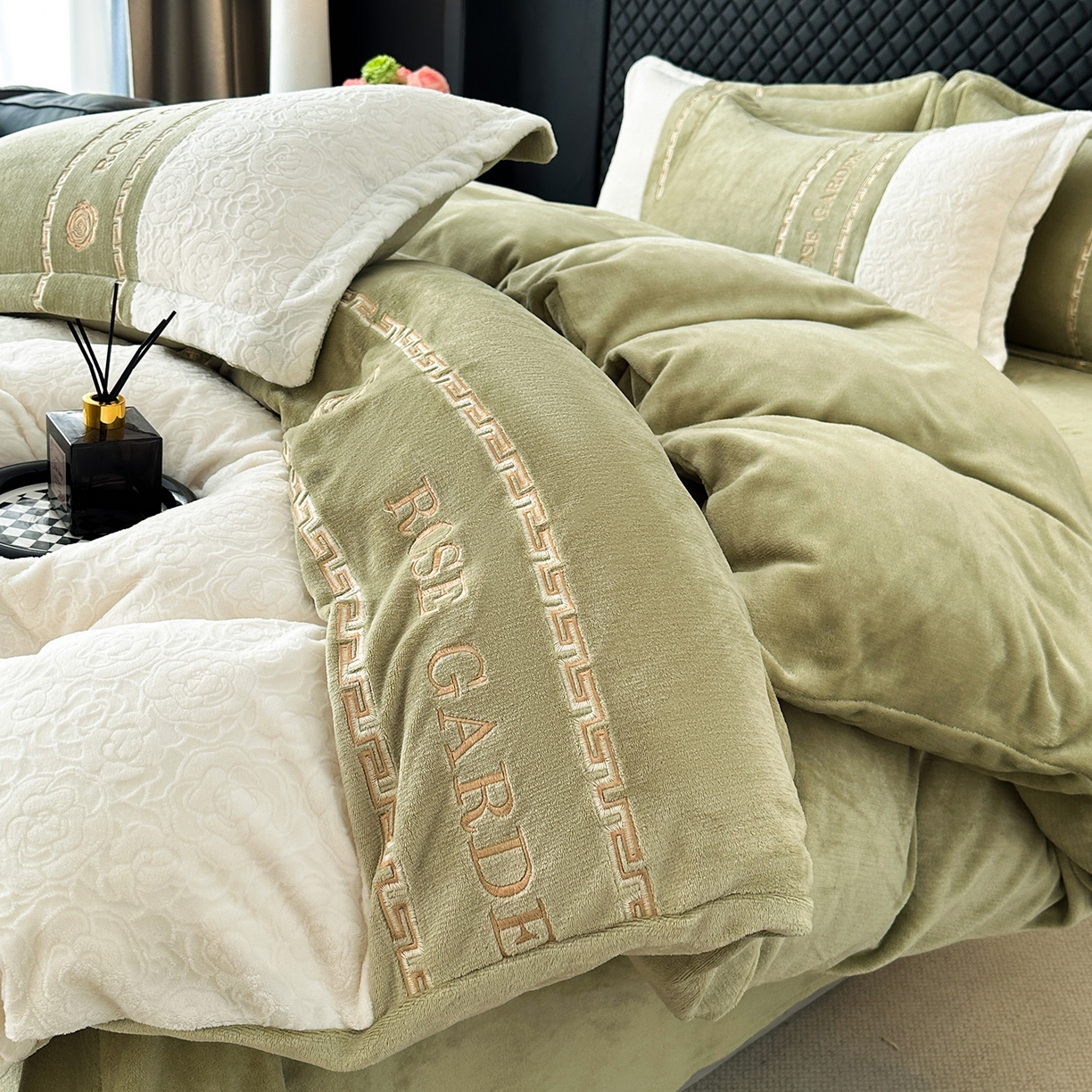 91家纺网 家纺一手货源 找家纺 沐棉家居 2025新款字母刺绣雕花牛奶绒四件套 花园·绿