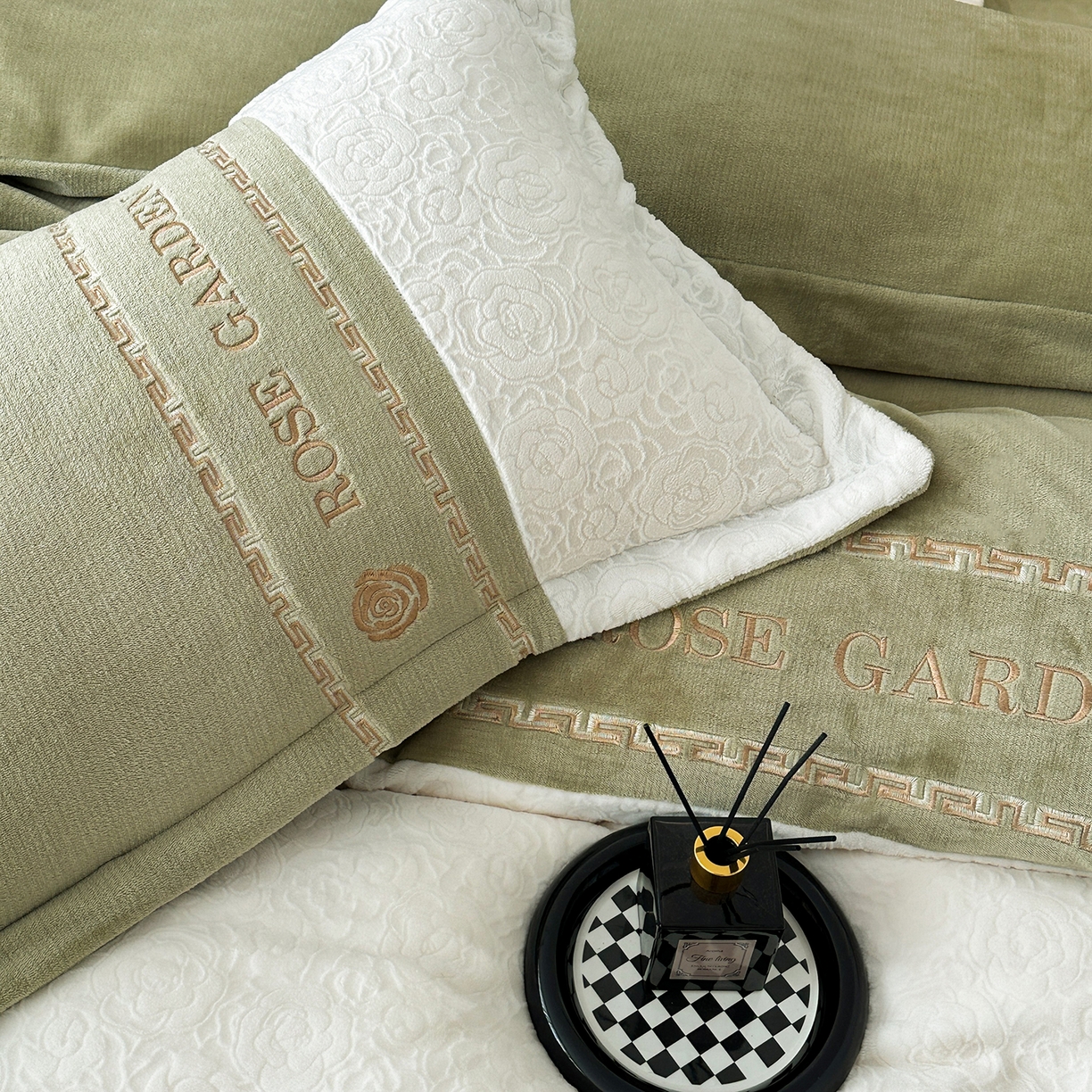 91家纺网 家纺一手货源 找家纺 沐棉家居 2025新款字母刺绣雕花牛奶绒四件套 花园·绿