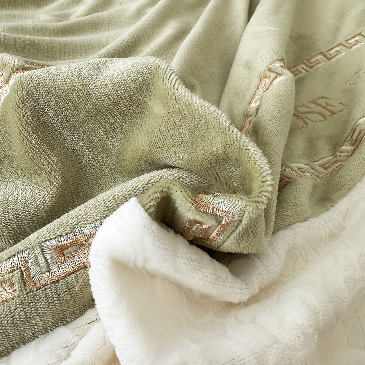 91家纺网 家纺一手货源 找家纺 沐棉家居 2025新款字母刺绣雕花牛奶绒四件套 花园·绿