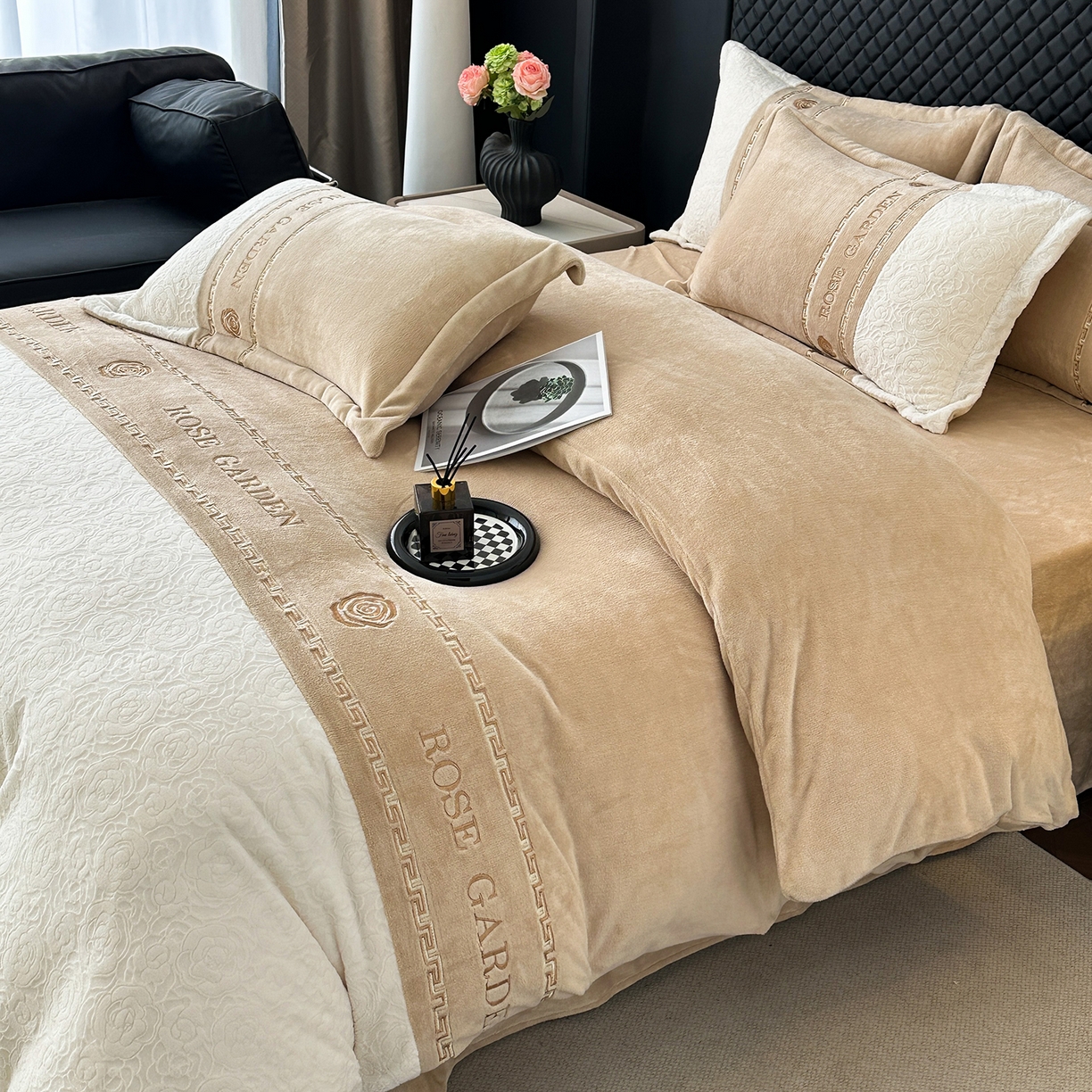 91家纺网 家纺一手货源 找家纺 沐棉家居 2025新款字母刺绣雕花牛奶绒四件套 花园·奶咖