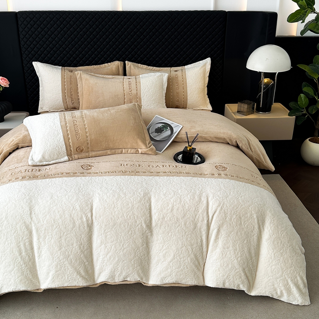 91家纺网 家纺一手货源 找家纺 沐棉家居 2025新款字母刺绣雕花牛奶绒四件套 花园·奶咖