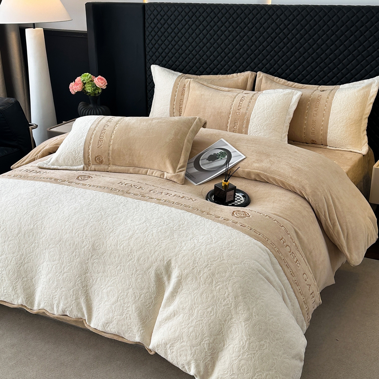 91家纺网 家纺一手货源 找家纺 沐棉家居 2025新款字母刺绣雕花牛奶绒四件套 花园·奶咖