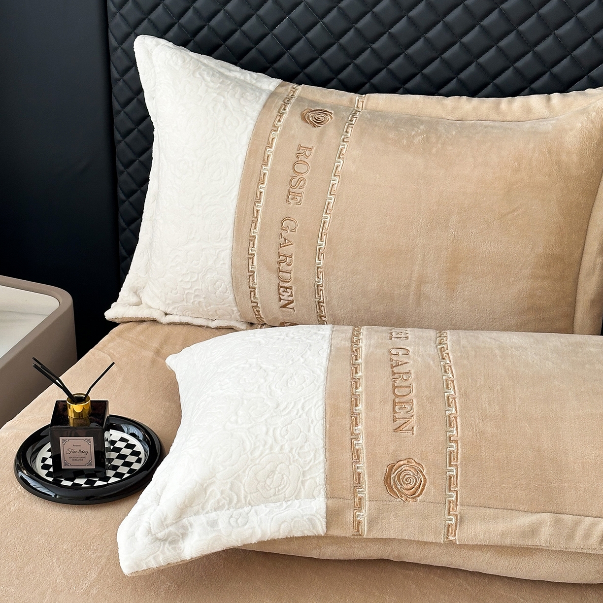 91家纺网 家纺一手货源 找家纺 沐棉家居 2025新款字母刺绣雕花牛奶绒四件套 花园·奶咖