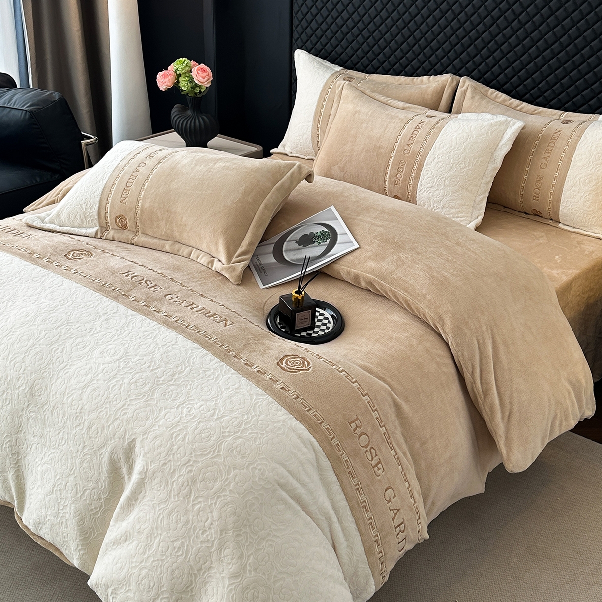 91家纺网 家纺一手货源 找家纺 沐棉家居 2025新款字母刺绣雕花牛奶绒四件套 花园·奶咖