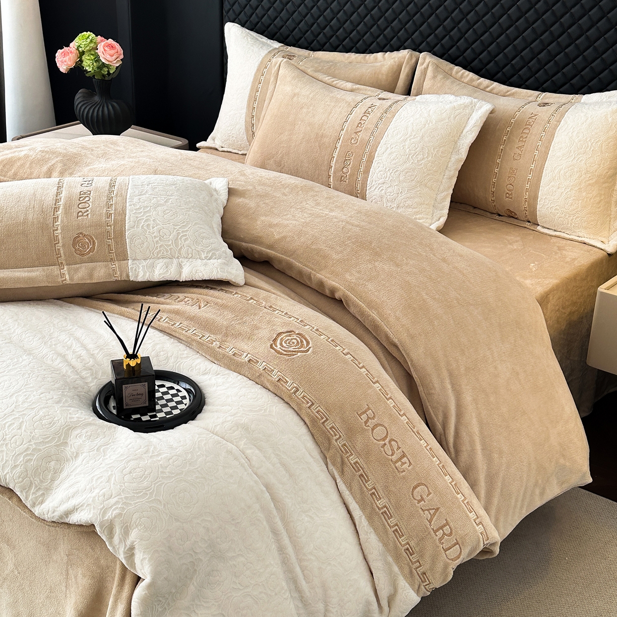 91家纺网 家纺一手货源 找家纺 沐棉家居 2025新款字母刺绣雕花牛奶绒四件套 花园·奶咖