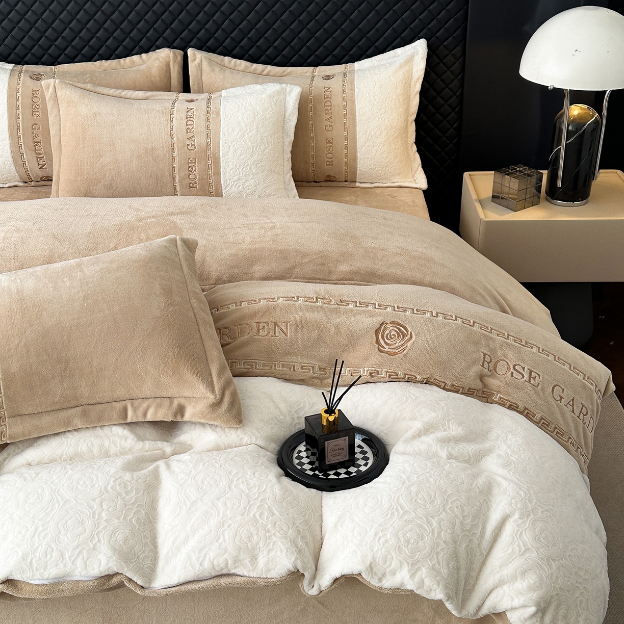 91家纺网 家纺一手货源 找家纺 沐棉家居 2025新款字母刺绣雕花牛奶绒四件套 花园·奶咖