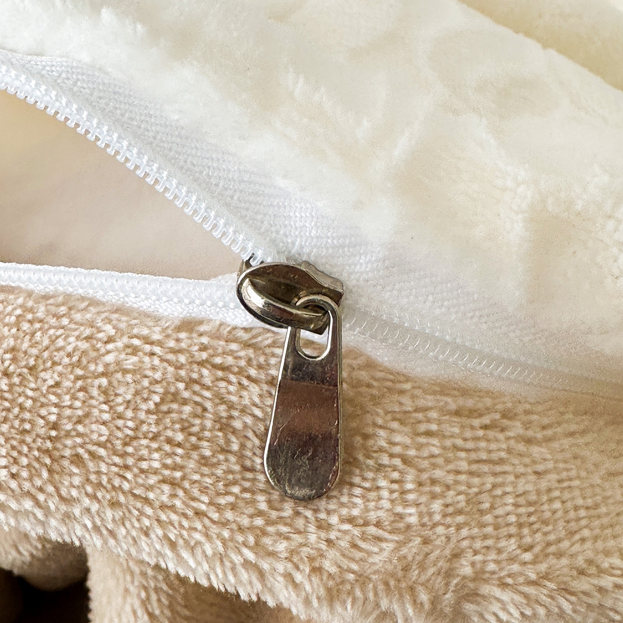 91家纺网 家纺一手货源 找家纺 沐棉家居 2025新款字母刺绣雕花牛奶绒四件套 花园·奶咖