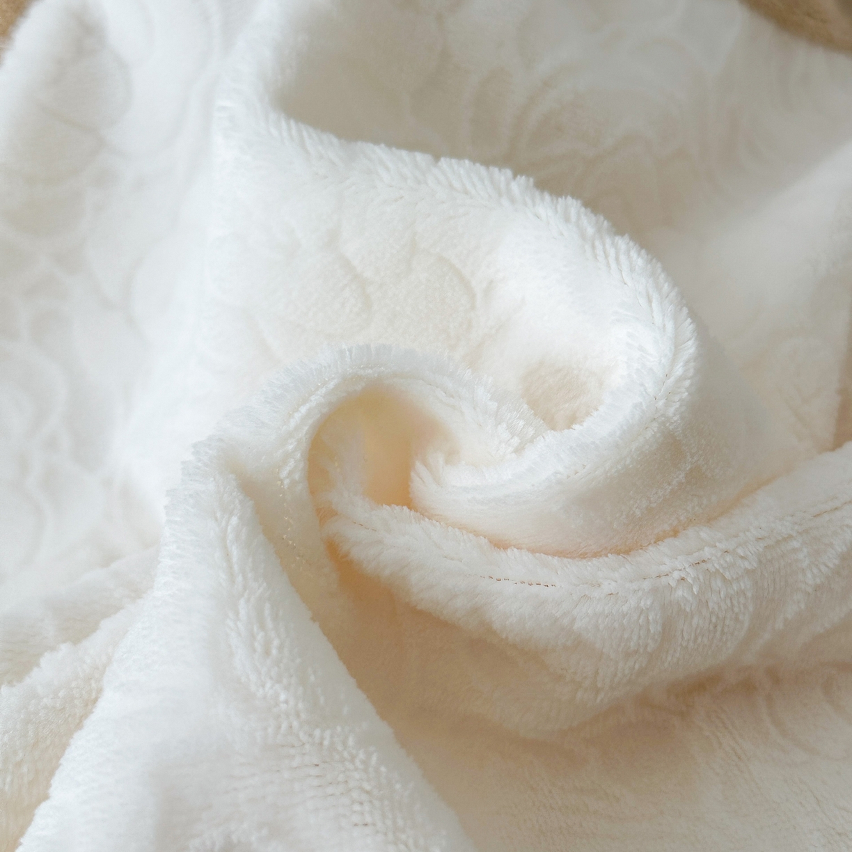 91家纺网 家纺一手货源 找家纺 沐棉家居 2025新款字母刺绣雕花牛奶绒四件套 花园·奶咖