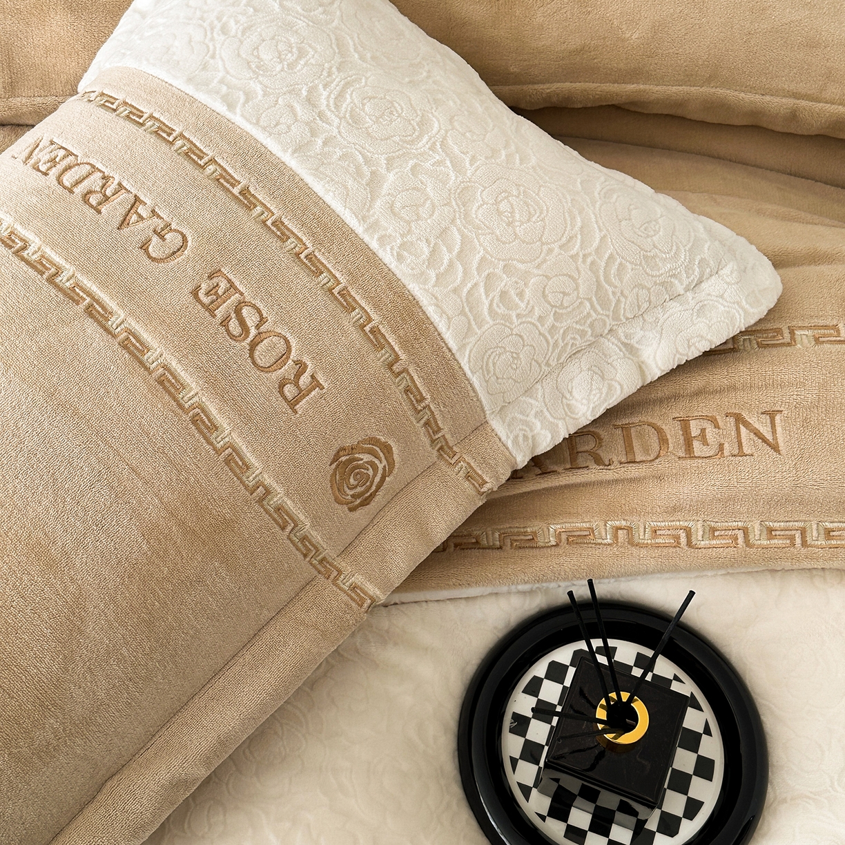 91家纺网 家纺一手货源 找家纺 沐棉家居 2025新款字母刺绣雕花牛奶绒四件套 花园·奶咖