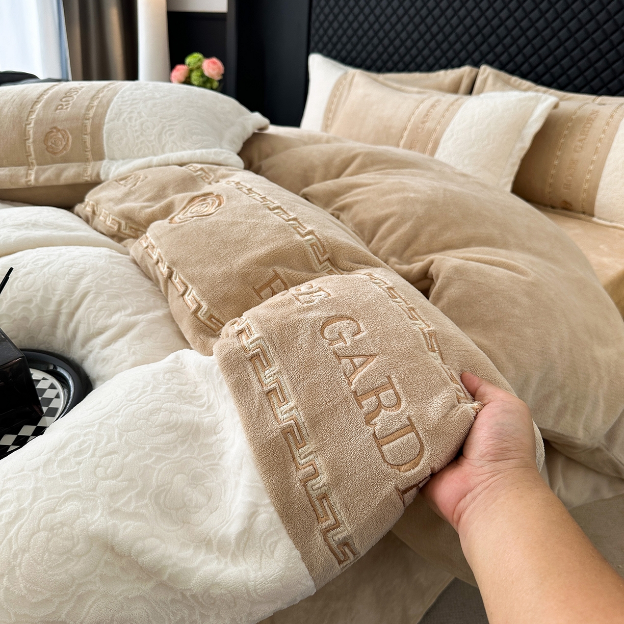 91家纺网 家纺一手货源 找家纺 沐棉家居 2025新款字母刺绣雕花牛奶绒四件套 花园·奶咖