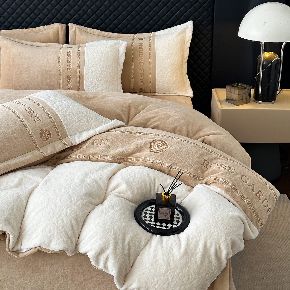 91家纺网 家纺一手货源 找家纺 沐棉家居 2025新款字母刺绣雕花牛奶绒四件套 花园·奶咖