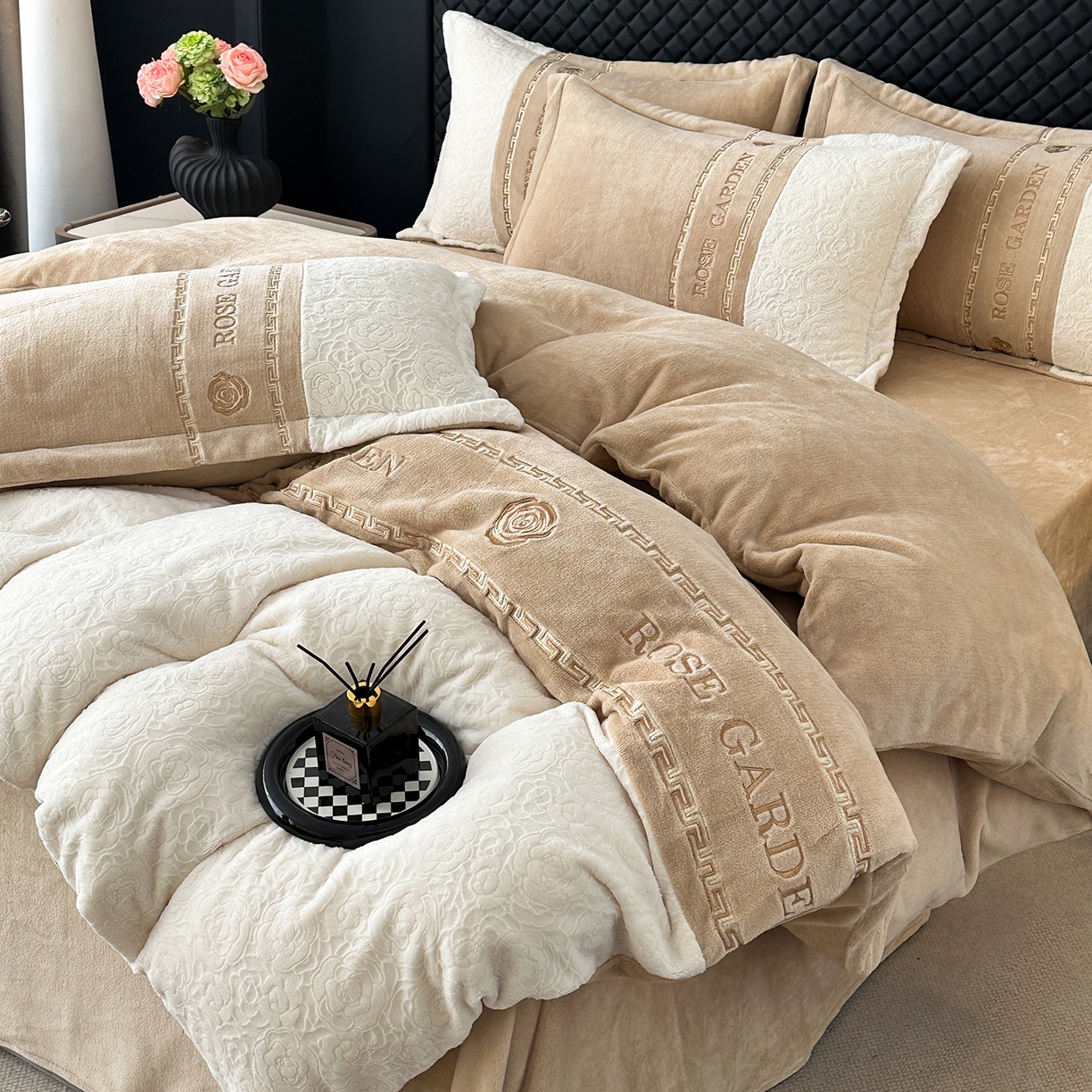 91家纺网 家纺一手货源 找家纺 沐棉家居 2025新款字母刺绣雕花牛奶绒四件套 花园·奶咖