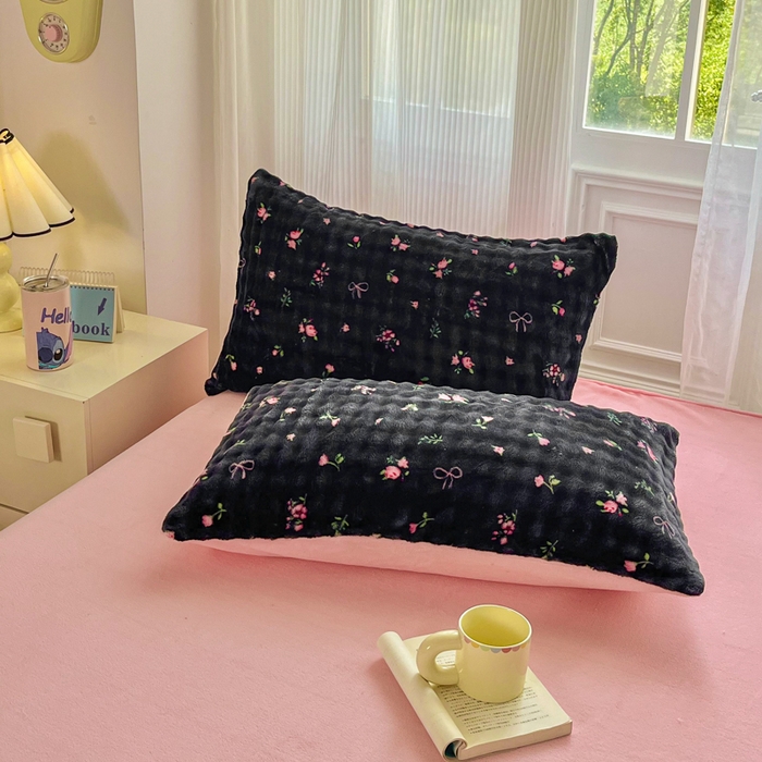 91家纺网 家纺一手货源 找家纺 梦纤绒 2025新款保暖舒适亲肤泡泡绒四件套黑底小红花