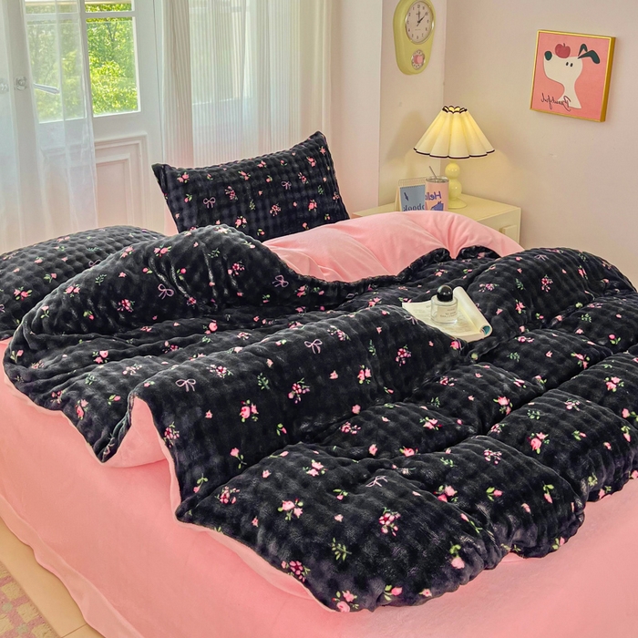 91家纺网 家纺一手货源 找家纺 梦纤绒 2025新款保暖舒适亲肤泡泡绒四件套黑底小红花