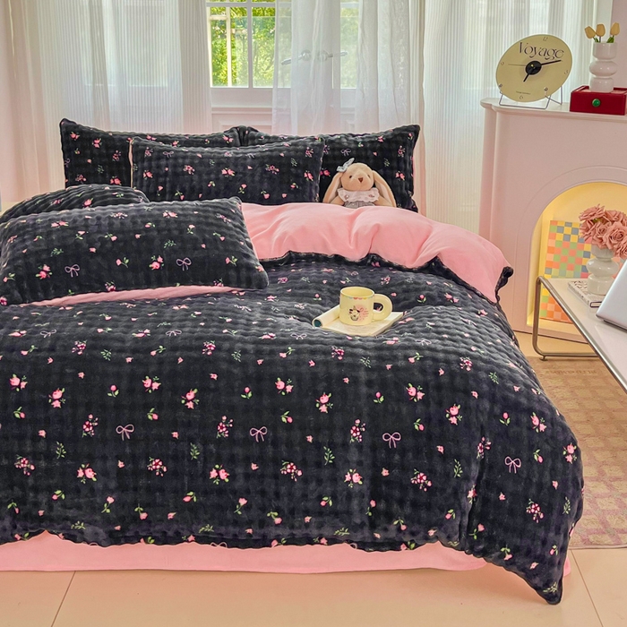 91家纺网 家纺一手货源 找家纺 梦纤绒 2025新款保暖舒适亲肤泡泡绒四件套黑底小红花