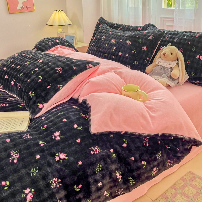 91家纺网 家纺一手货源 找家纺 梦纤绒 2025新款保暖舒适亲肤泡泡绒四件套黑底小红花