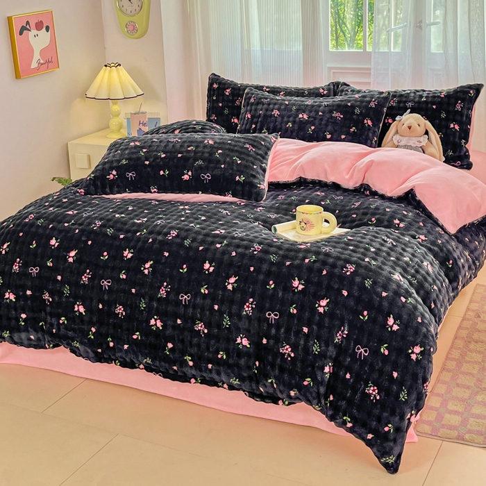 91家纺网 家纺一手货源 找家纺 梦纤绒 2025新款保暖舒适亲肤泡泡绒四件套黑底小红花