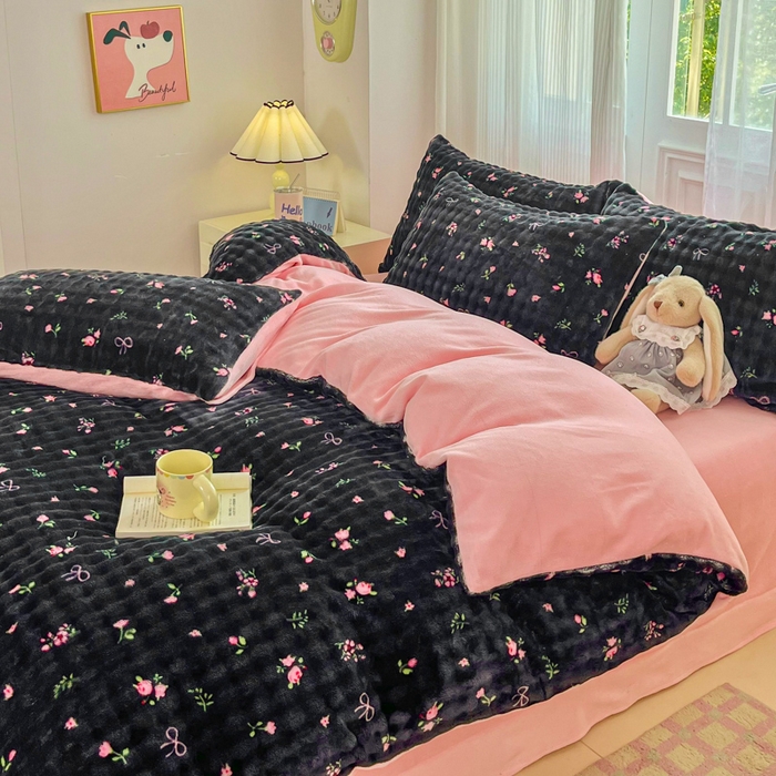 91家纺网 家纺一手货源 找家纺 梦纤绒 2025新款保暖舒适亲肤泡泡绒四件套黑底小红花