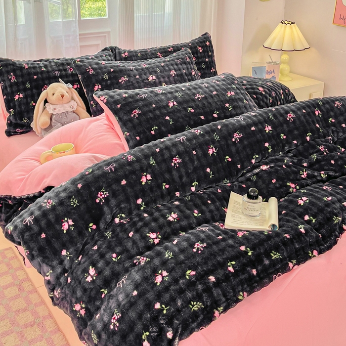 91家纺网 家纺一手货源 找家纺 梦纤绒 2025新款保暖舒适亲肤泡泡绒四件套黑底小红花