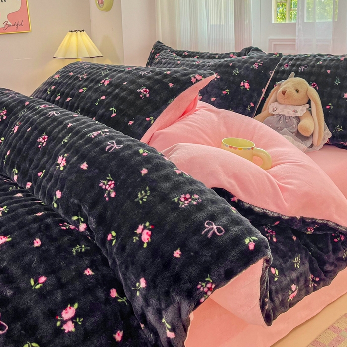 91家纺网 家纺一手货源 找家纺 梦纤绒 2025新款保暖舒适亲肤泡泡绒四件套黑底小红花