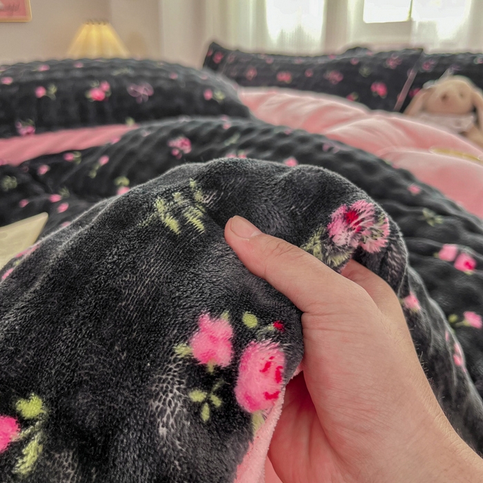 91家纺网 家纺一手货源 找家纺 梦纤绒 2025新款保暖舒适亲肤泡泡绒四件套黑底小红花