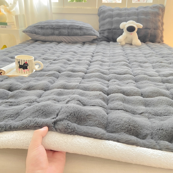 91家纺网 家纺一手货源 找家纺 （总）麒东家纺 2025年新款兔毛绒泡泡绒夹棉床垫