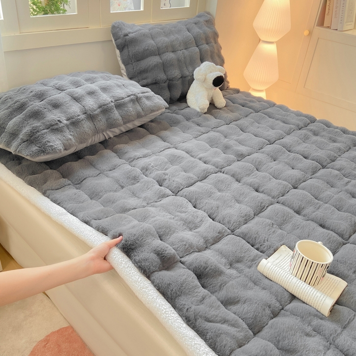 91家纺网 家纺一手货源 找家纺 （总）麒东家纺 2025年新款兔毛绒泡泡绒夹棉床垫