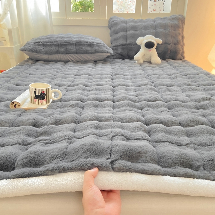 91家纺网 家纺一手货源 找家纺 （总）麒东家纺 2025年新款兔毛绒泡泡绒夹棉床垫