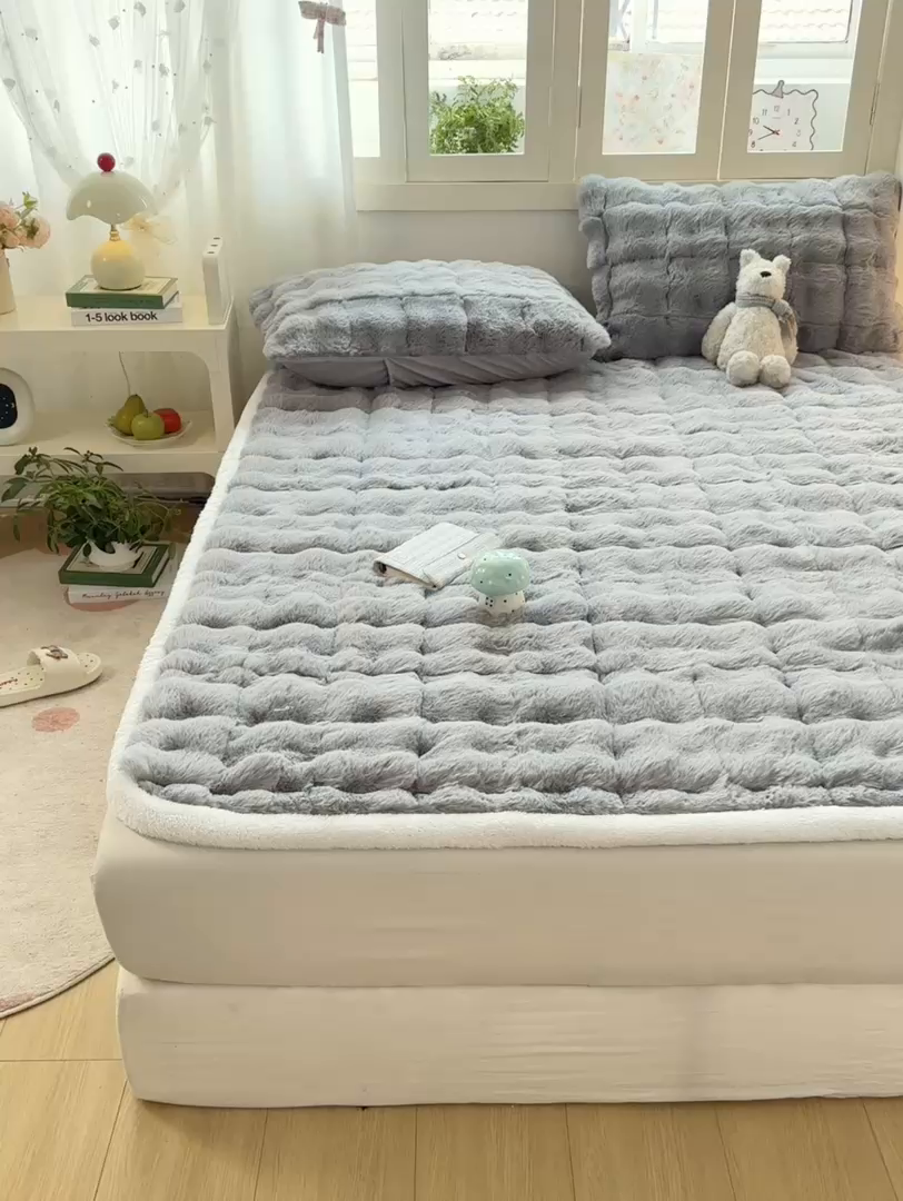 91家纺网 家纺一手货源 找家纺 （总）麒东家纺 2025年新款兔毛绒泡泡绒夹棉床垫