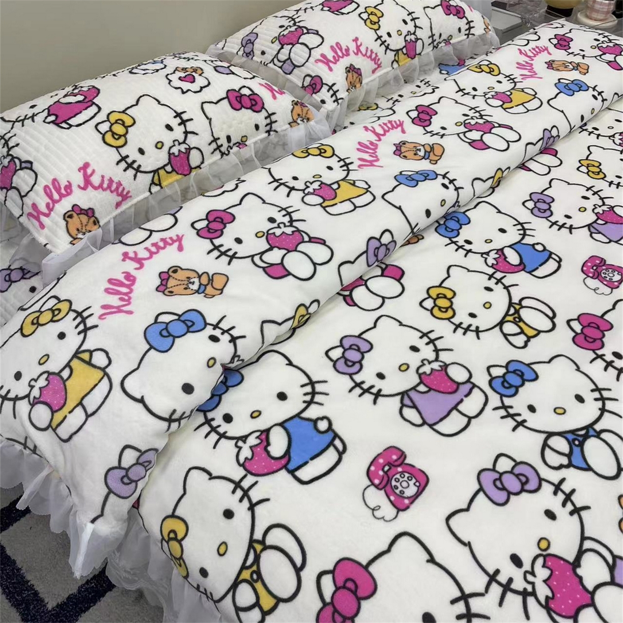 91家纺网 家纺一手货源 找家纺 禧瑞谷 2025新款冬季牛奶绒双层蕾丝花边床盖三件套床盖四件套 KT猫