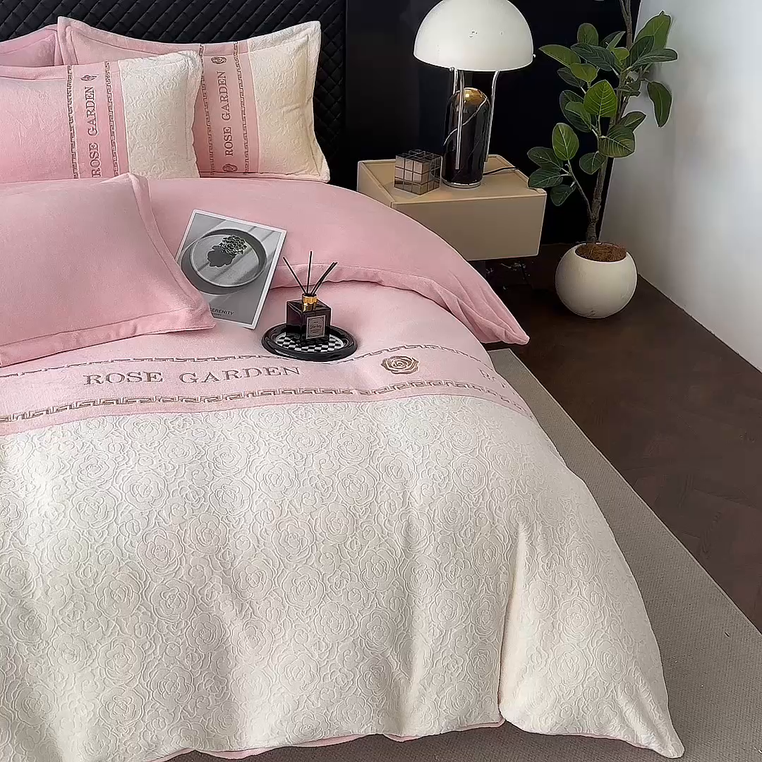 91家纺网 家纺一手货源 找家纺 沐棉家居 2025新款字母刺绣雕花牛奶绒四件套 花园·粉