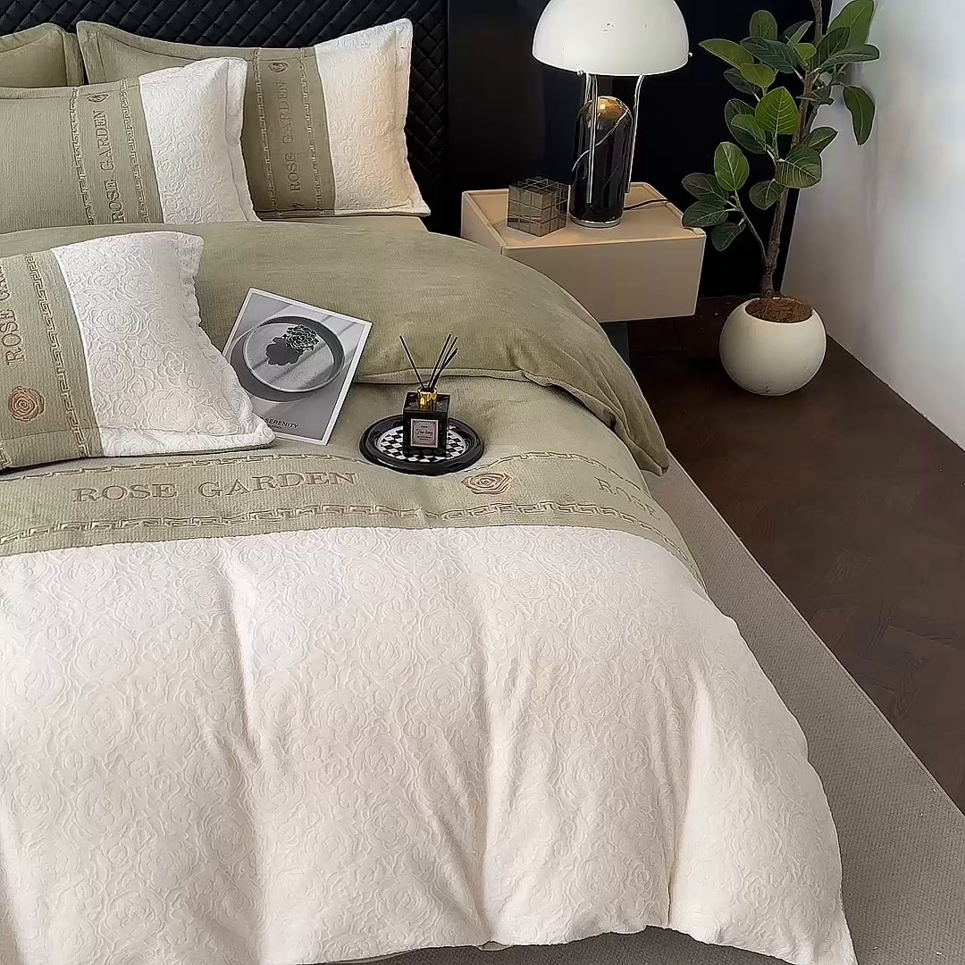 91家纺网 家纺一手货源 找家纺 沐棉家居 2025新款字母刺绣雕花牛奶绒四件套 花园·绿
