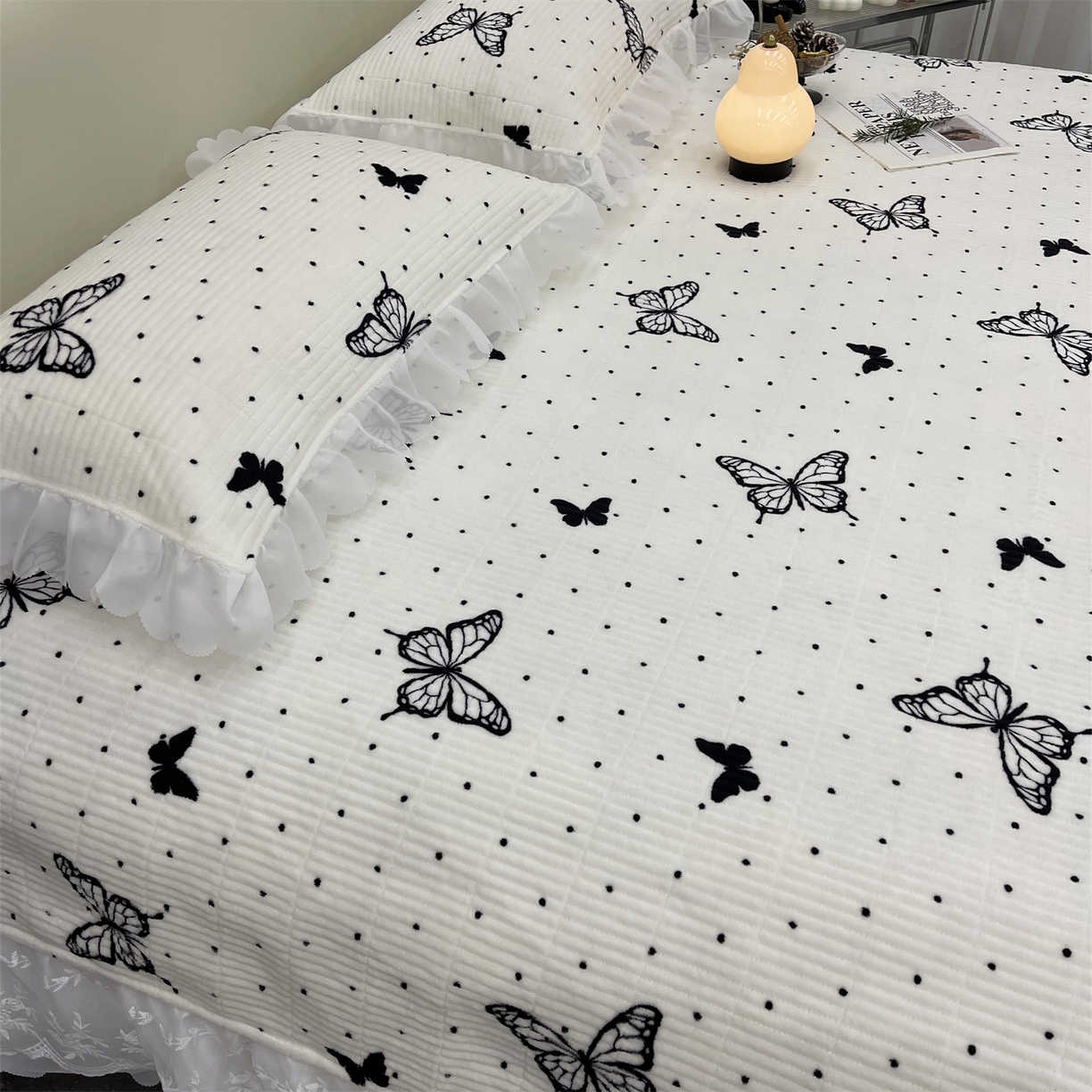 91家纺网 家纺一手货源 找家纺 禧瑞谷 2025新款冬季牛奶绒双层蕾丝花边床盖三件套床盖四件套 蝶舞白色