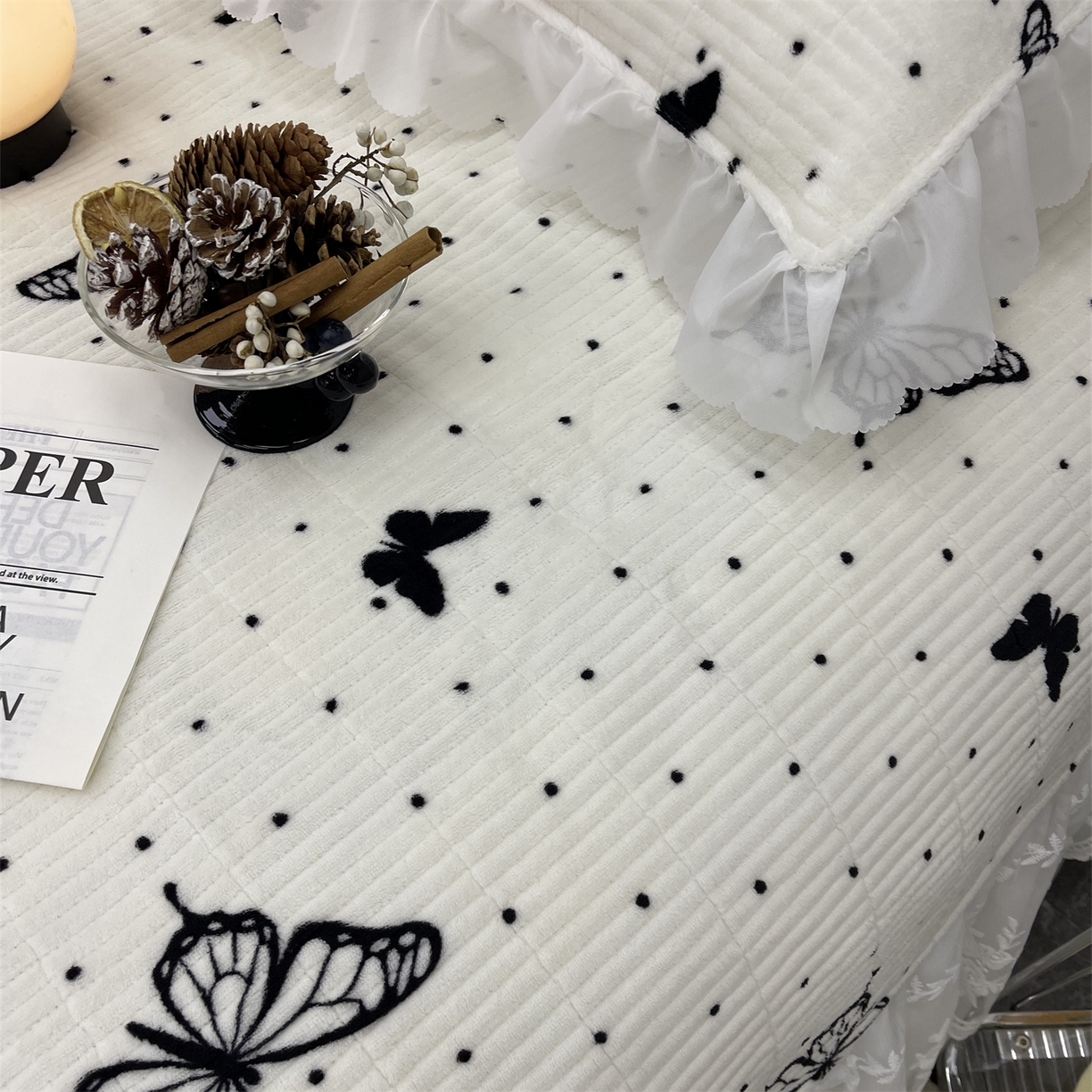 91家纺网 家纺一手货源 找家纺 禧瑞谷 2025新款冬季牛奶绒双层蕾丝花边床盖三件套床盖四件套 蝶舞白色