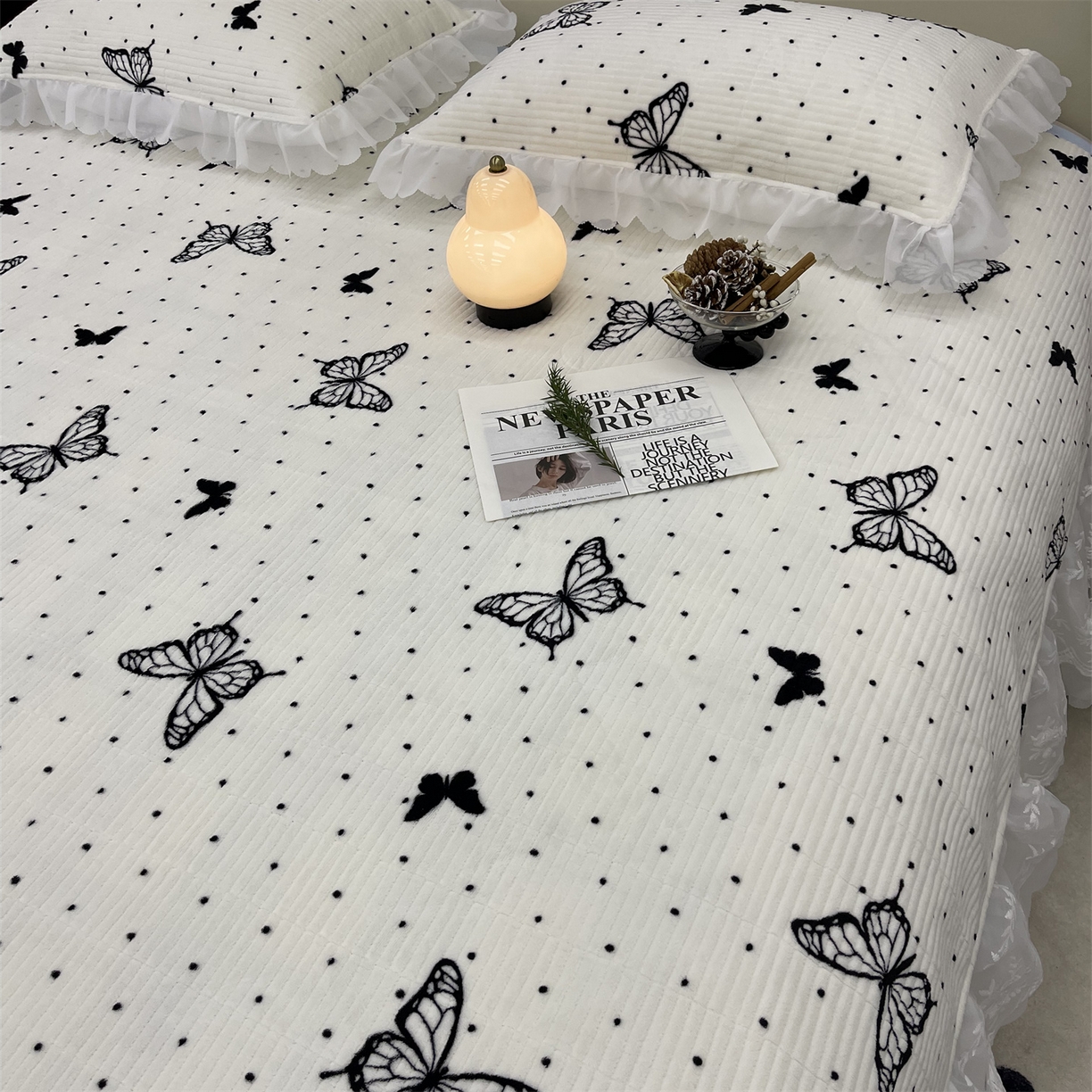 91家纺网 家纺一手货源 找家纺 禧瑞谷 2025新款冬季牛奶绒双层蕾丝花边床盖三件套床盖四件套 蝶舞白色