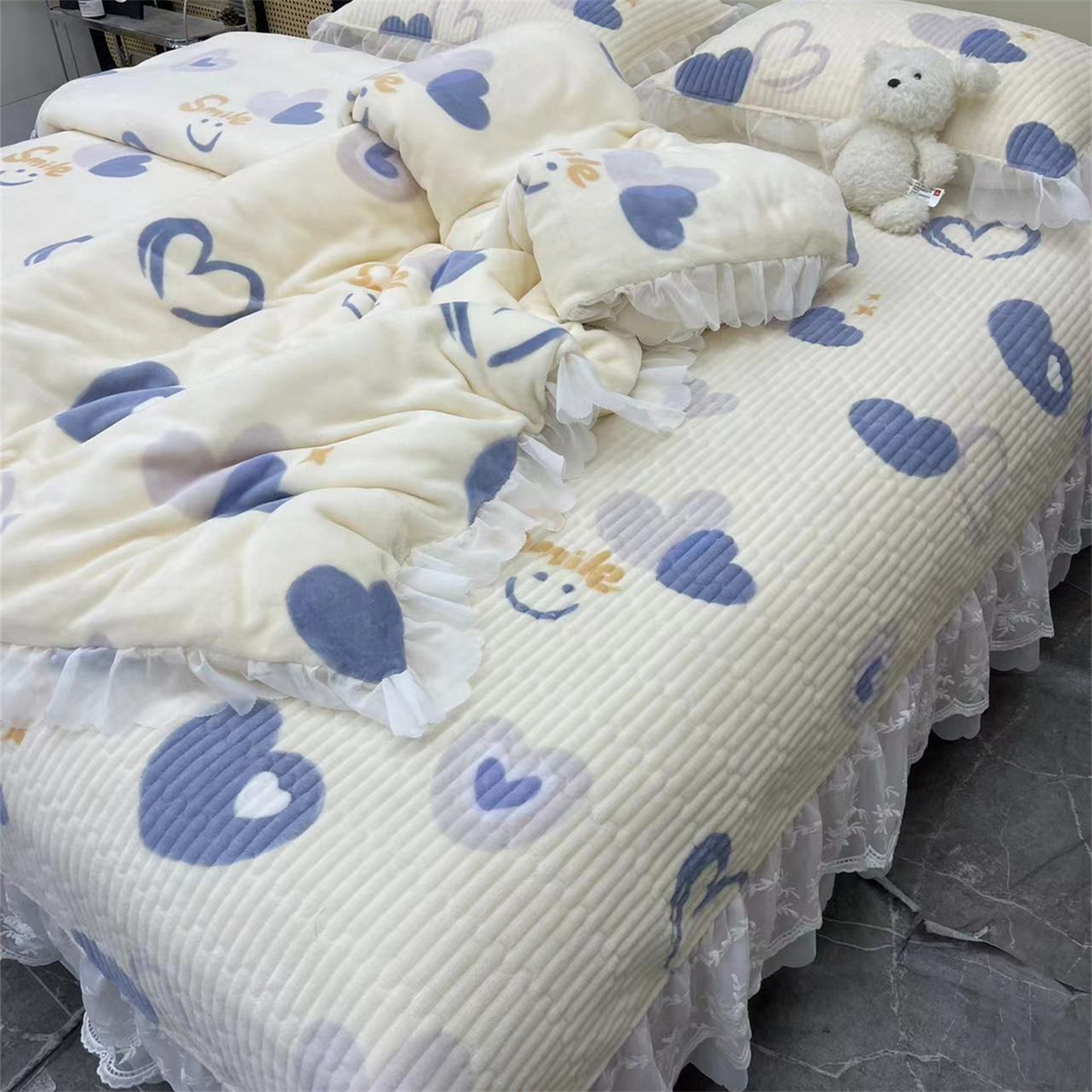 91家纺网 家纺一手货源 找家纺 禧瑞谷 2025新款冬季牛奶绒双层蕾丝花边床盖三件套床盖四件套 蓝底爱心